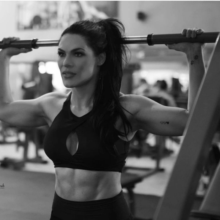 Tatiana Conte, personal trainer, training with a barbell